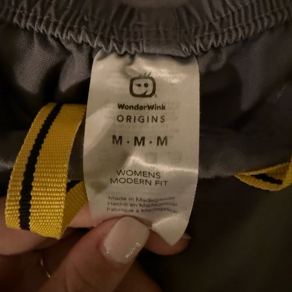 gray wonder wink scrubs - Picture 6 of 6